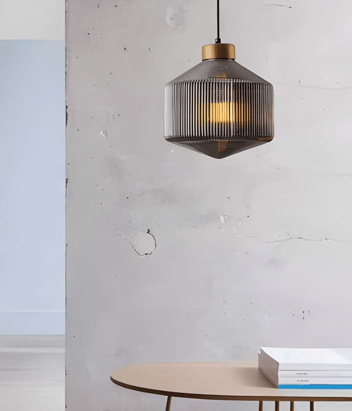 Elegant rökgrå pendellampa, räfflat glas, skapar mysig atmosfär i inredningen.
