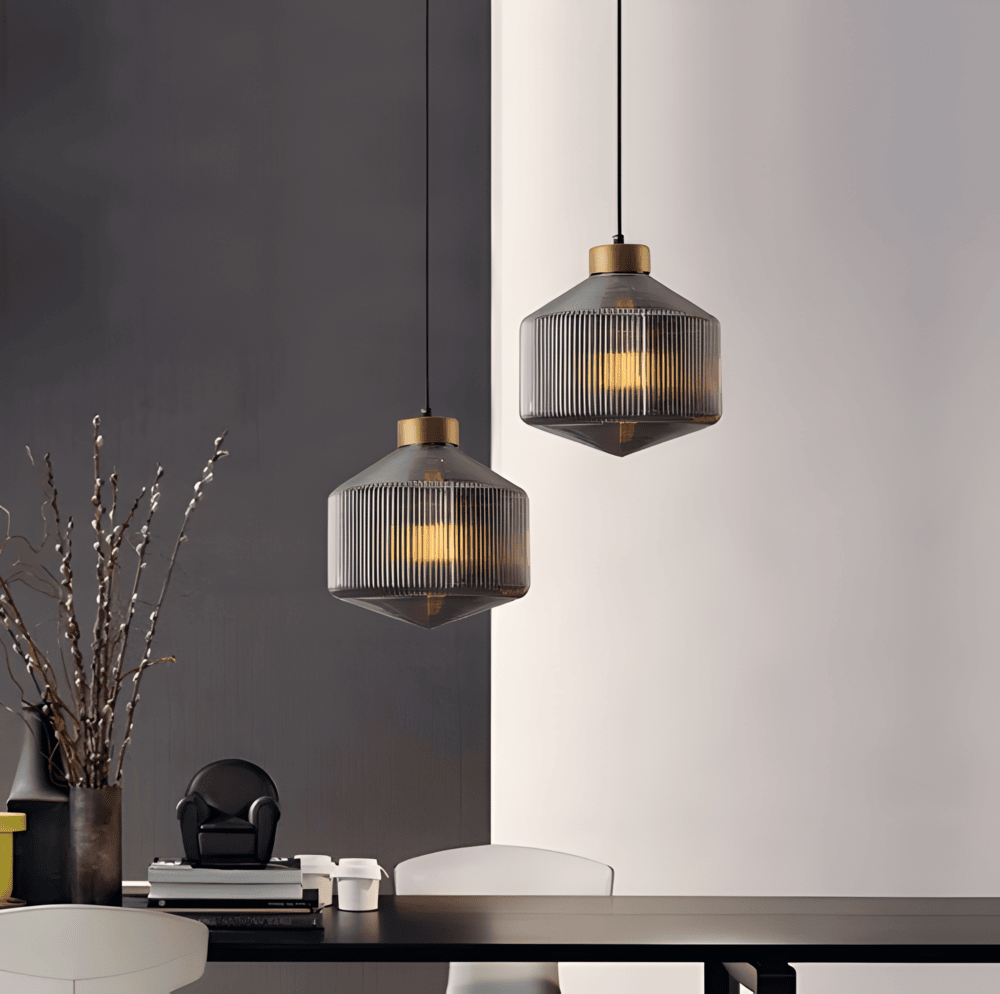 Modern vintage taklampa, rökgrått räfflat glas, med E27 LED-kompatibilitet.