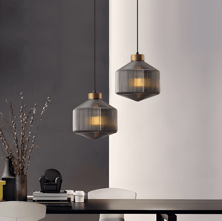 Modern vintage taklampa, rökgrått räfflat glas, med E27 LED-kompatibilitet.