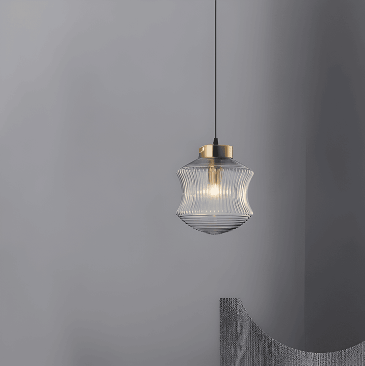 Unik rökgrå räfflad pendellampa i glas, lyfter din inredning med sin design.