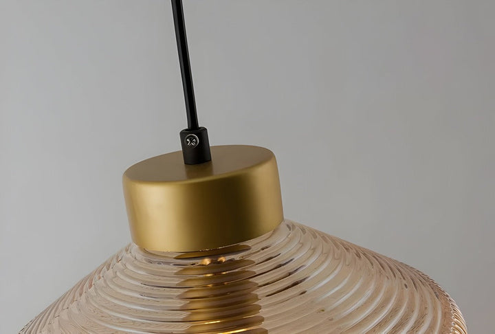 Vacker bärnstensfärgad taklampa, räfflat glas, tidlös belysning för hemmet.