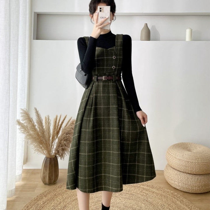 Elegant kvinnors klänning med rutigt mönster, tidlös retrostil för modeälskare.