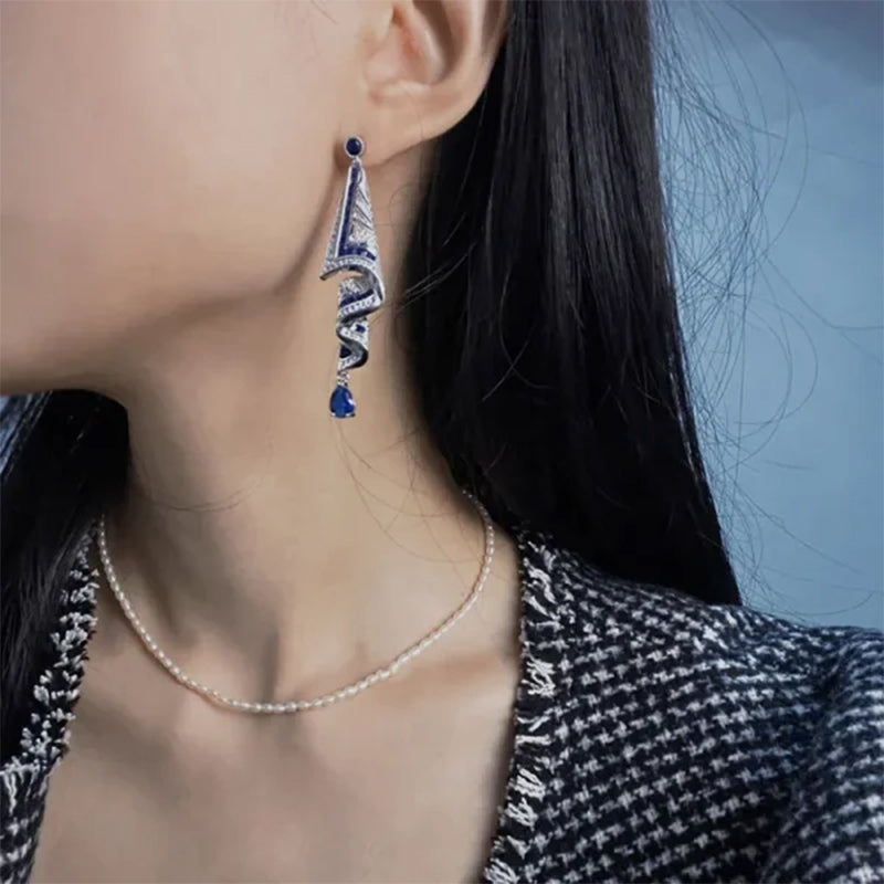 "Vintage satinörhängen för kvinnor med geometriska silverdetaljer; eleganta accessoarer lyfter varje outfit."
