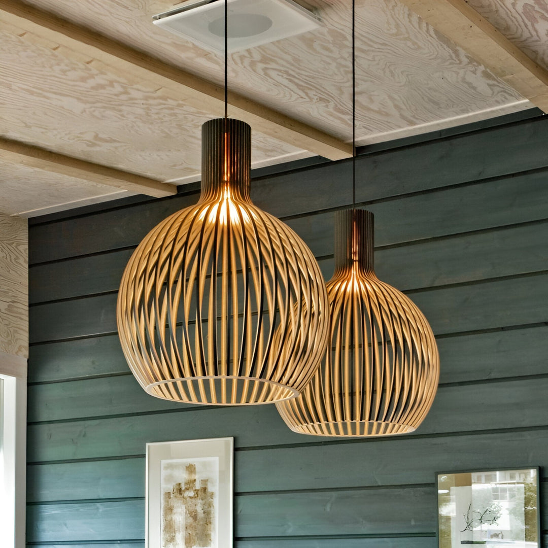 Vintage trätaklampa med rustik burdesign, perfekt för vardagsrum eller sovrum.
