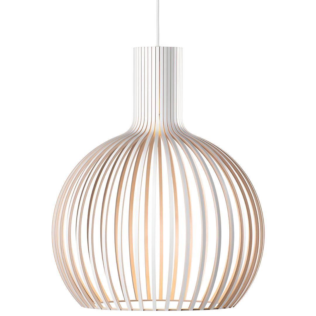Rustik trätaklampa med E27-sockel, kompatibel med LED-lampor för energieffektiv belysning.