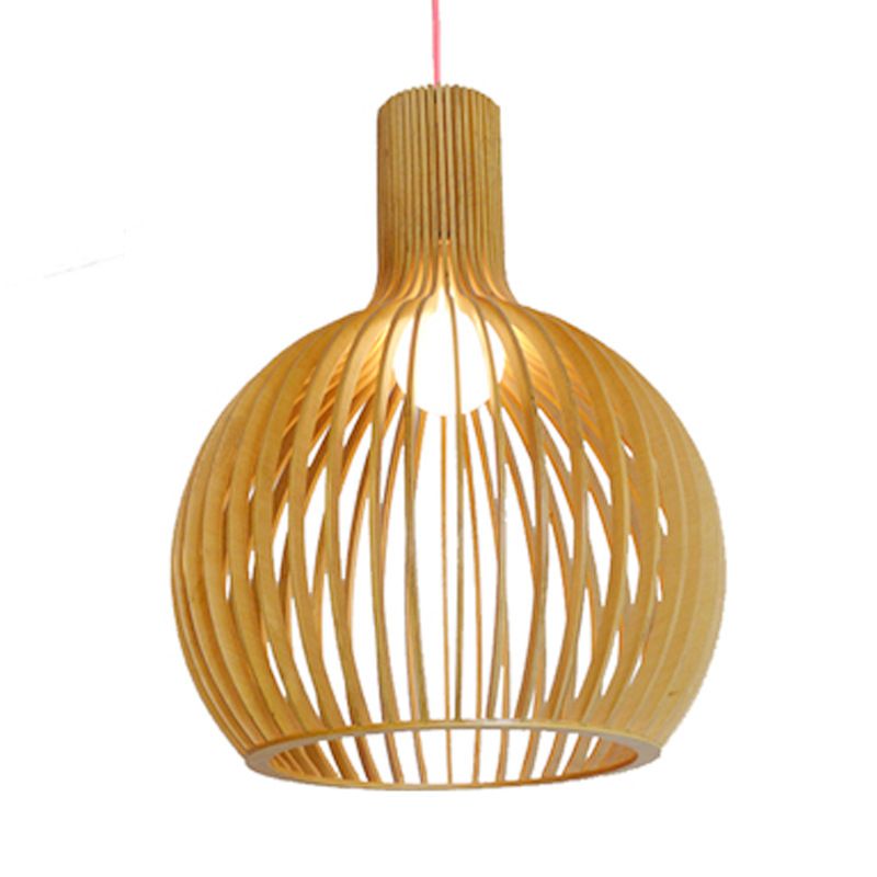 Detaljbild av den rustika trästrukturen på en vintage taklampa med burdesign, naturlig finish.