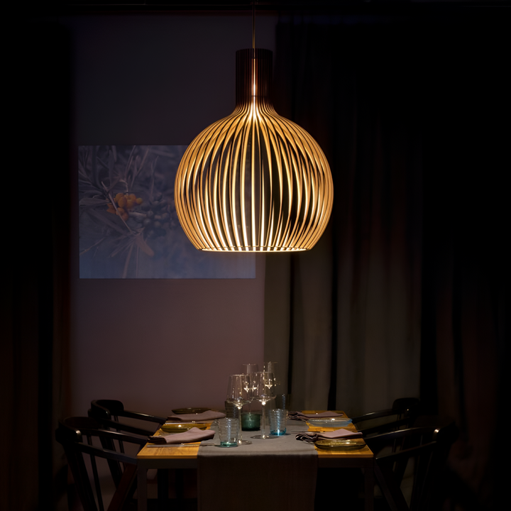 Elegant vintage trälampa, hängande belysning som passar i sovrum och vardagsrum.