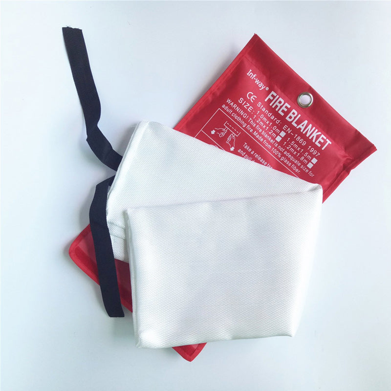 Vit brandfilt av glasfiber, 1x1 m, för värmeskydd. Robust, återanvändbar säkerhetsprodukt för hushållsbruk.