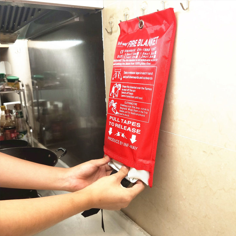 Vit brandfilt av glasfiber, 1x1 m, för värmeskydd. Robust, återanvändbar säkerhetsprodukt för hushållsbruk.