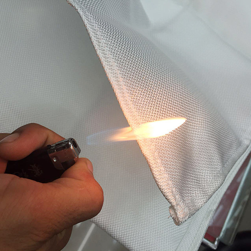 Vit brandfilt av glasfiber, 1x1 m, för värmeskydd. Robust, återanvändbar säkerhetsprodukt för hushållsbruk.