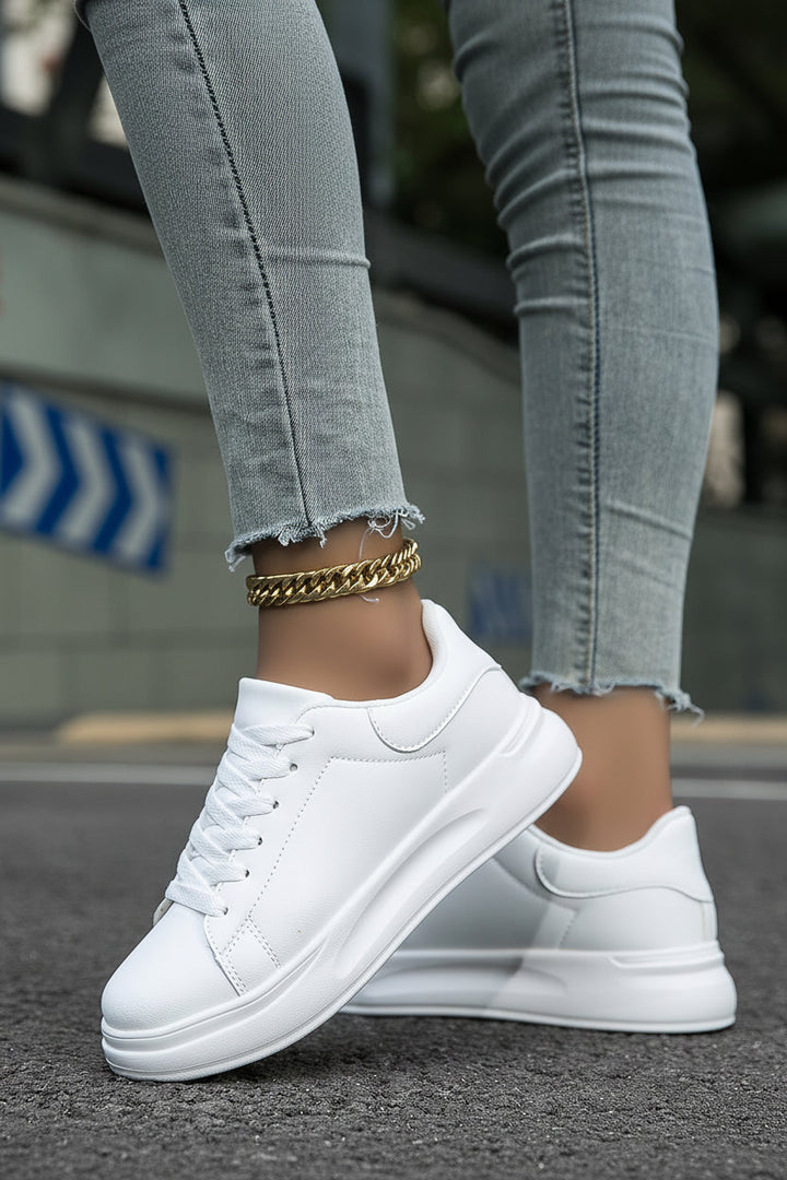 Ren vit damsneaker med överlägsen komfort och stöd. En mångsidig vardagssko för aktiva kvinnor.
