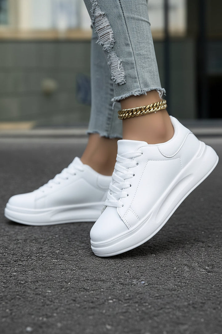Elegant vit damsneaker, "Scarlett", perfekt för vardagen. Bekväm, dämpad och stilren kvinnosko.