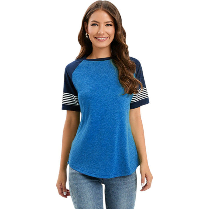 Vit dam t-shirt med rund hals och svarta randiga raglanärmar. Bekväm vardagstopp för sommar och fritid.