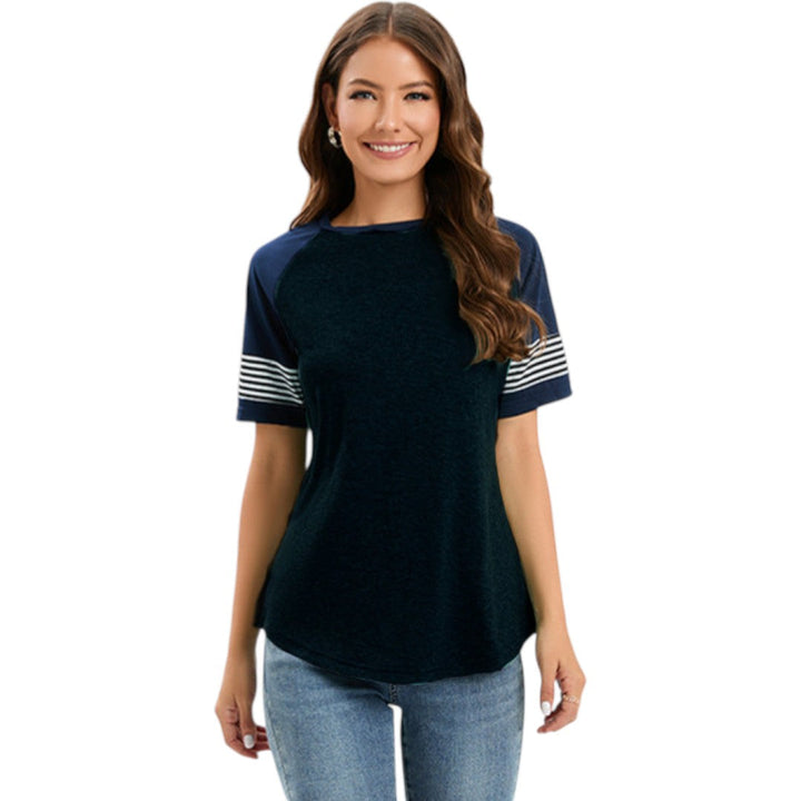 Stilren dam t-shirt med korta randiga raglanärmar och rund hals. Ett skönt basplagg för fritid.