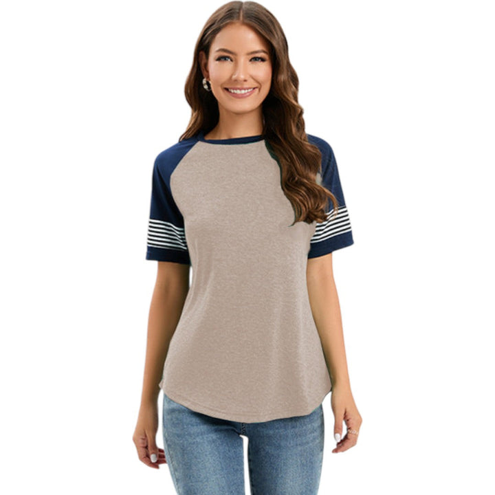 Modern dam t-shirt med korta randiga raglanärmar och rund hals. Skön och stilren för vardagen.