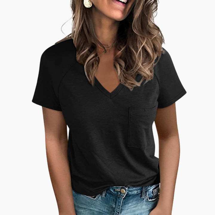Avslappnad dam t-shirt med stilren V-ringning och funktionell bröstficka. Perfekt som sommartopp.