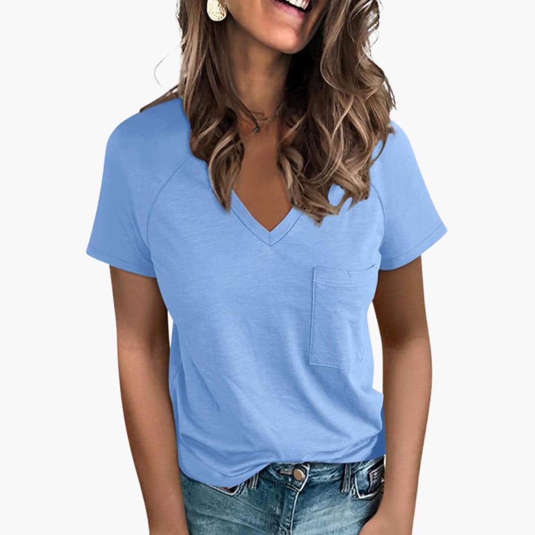 Komfortabel kortärmad dam t-shirt i mjukt tyg, med elegant V-ringning och diskret bröstficka.