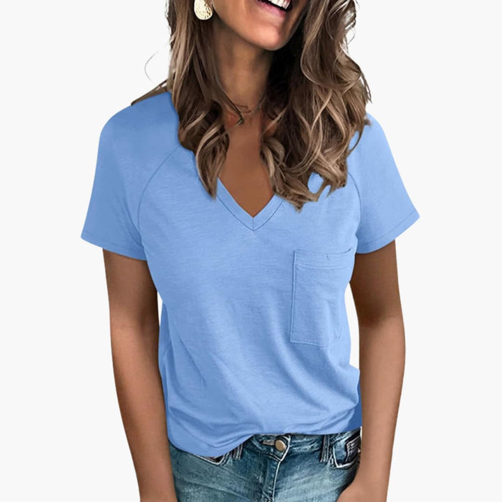 Komfortabel kortärmad dam t-shirt i mjukt tyg, med elegant V-ringning och diskret bröstficka.