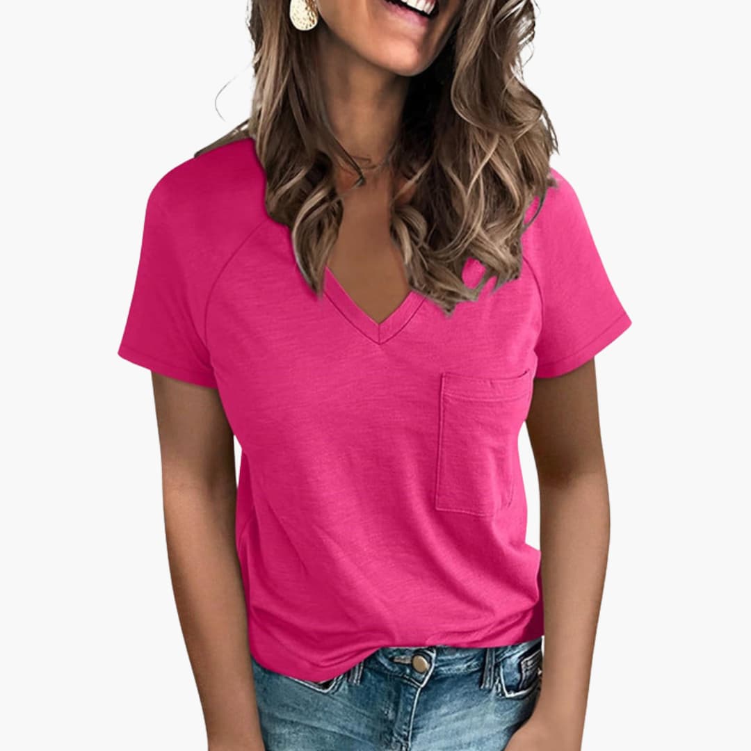 Modern dam t-shirt med trendig V-ringning och smart bröstficka. Idealisk för en avslappnad vardagsstil.