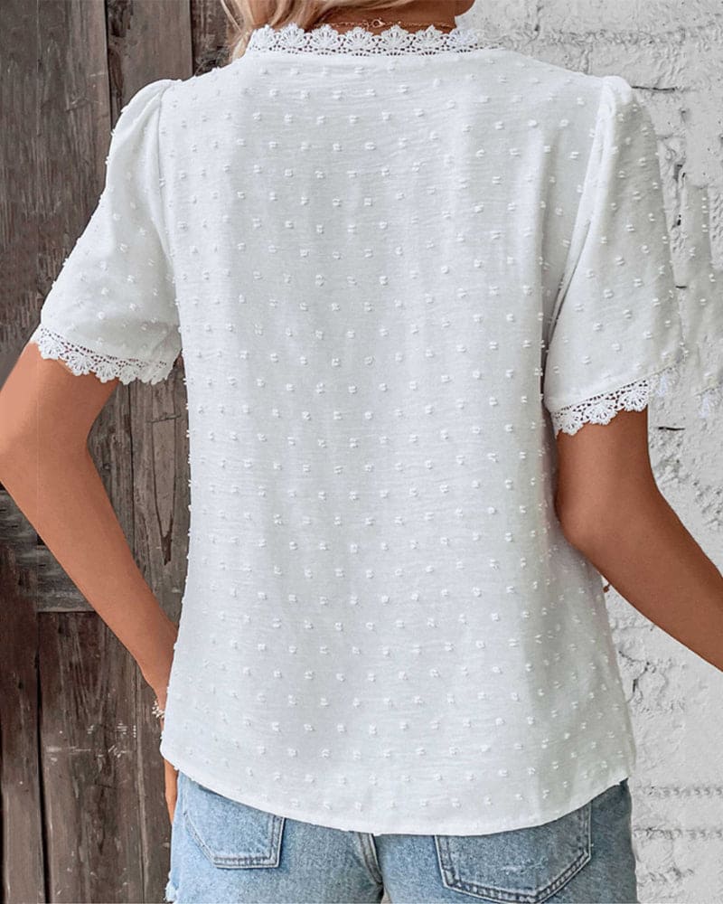Lätt och luftig damblus med V-ringning, perfekt sommaroutfit. Vit blus för en avslappnad stil.