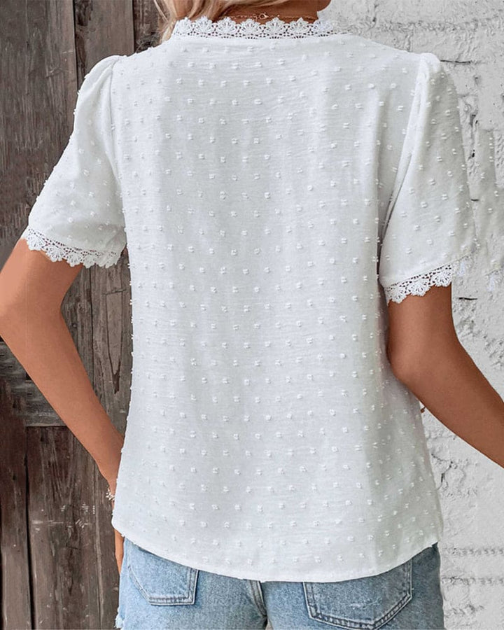 Lätt och luftig damblus med V-ringning, perfekt sommaroutfit. Vit blus för en avslappnad stil.