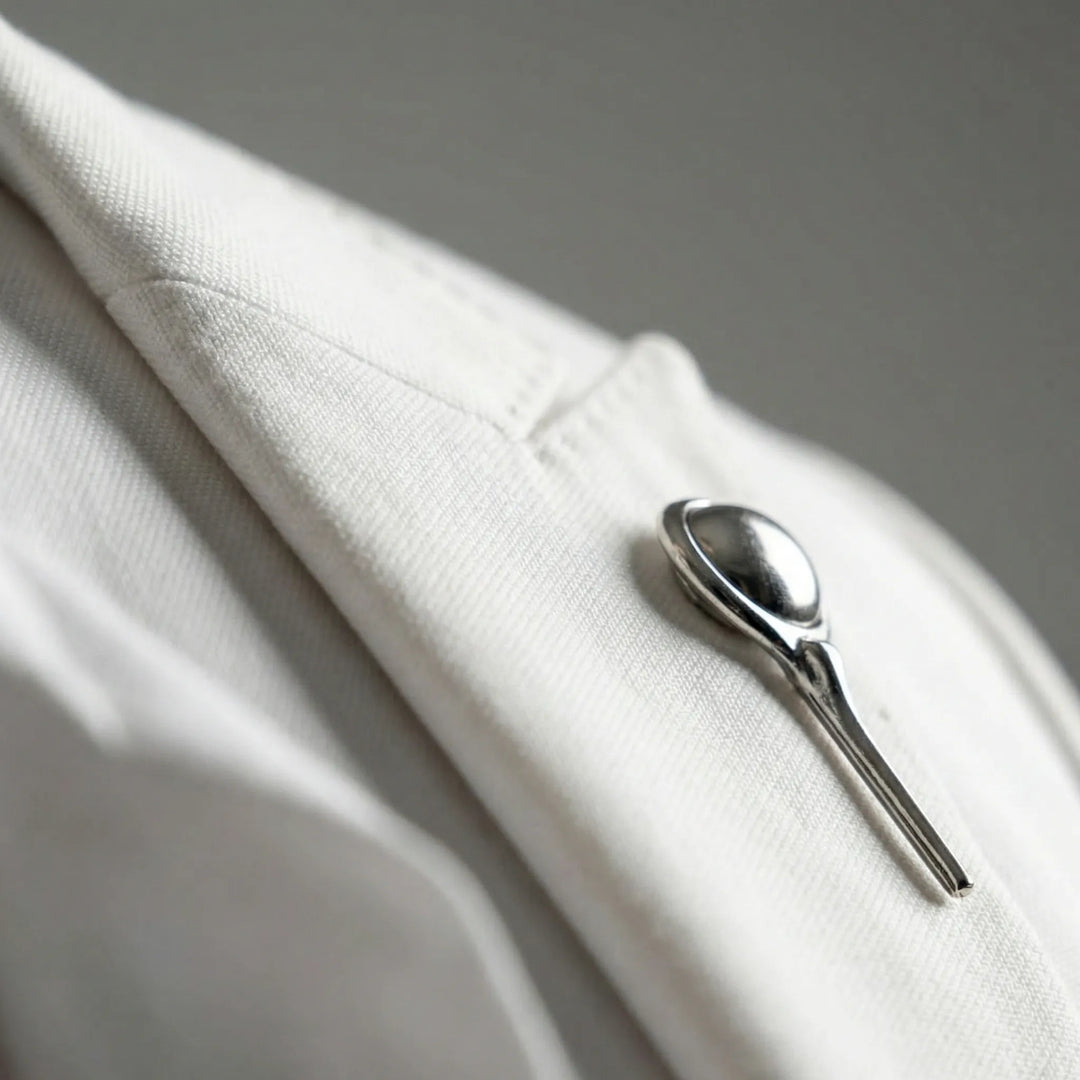 Modern vit slim fit business-kostym för herr, komplett med elegant kavaj och matchande byxor för kontoret.