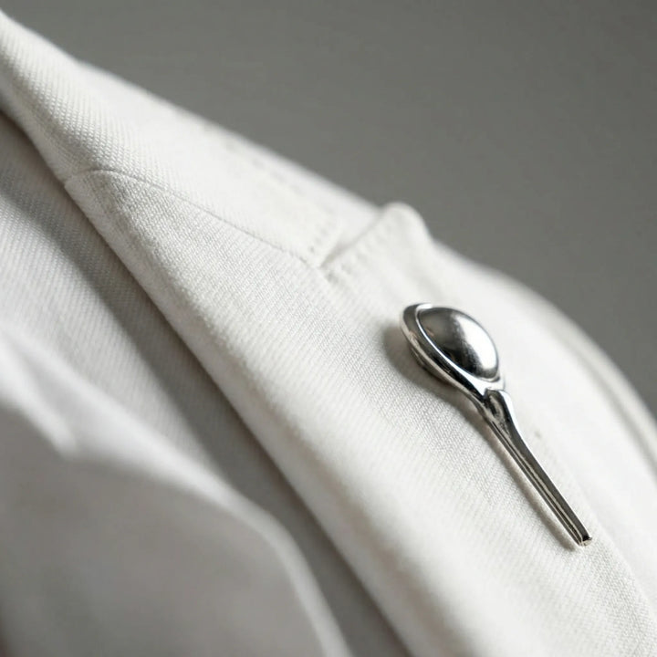 Modern vit slim fit business-kostym för herr, komplett med elegant kavaj och matchande byxor för kontoret.