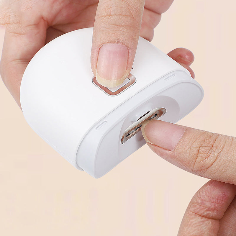 "Vit elektrisk automatisk nagelklippare med smidig design, precisionsskärhuvud och extrabelysning för säker nagelvård."
