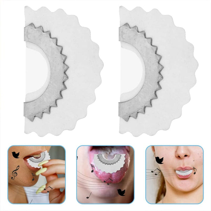 "Vit fågelpipa i metall för barn och vuxna, leksak som efterliknar fågelljud. Lätt och portabel design."