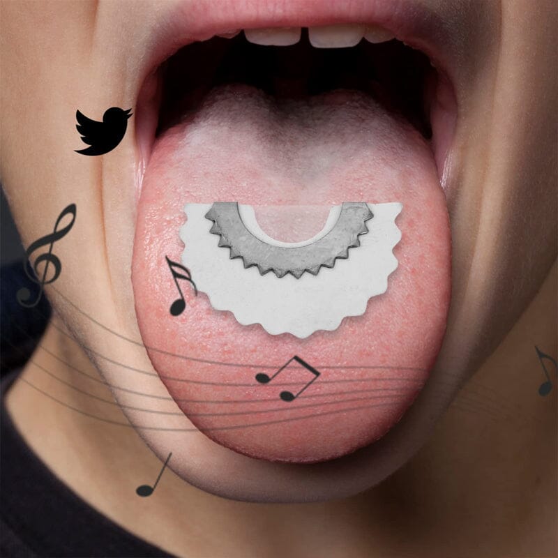 "Vit fågelpipa i metall för barn och vuxna, leksak som efterliknar fågelljud. Lätt och portabel design."