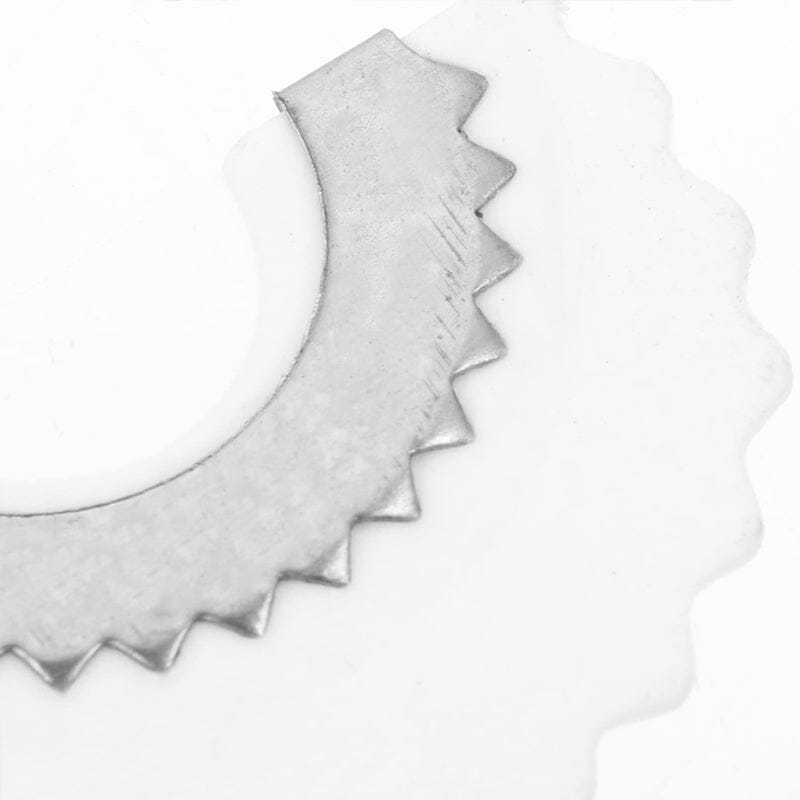 "Vit fågelpipa i metall för barn och vuxna, leksak som efterliknar fågelljud. Lätt och portabel design."