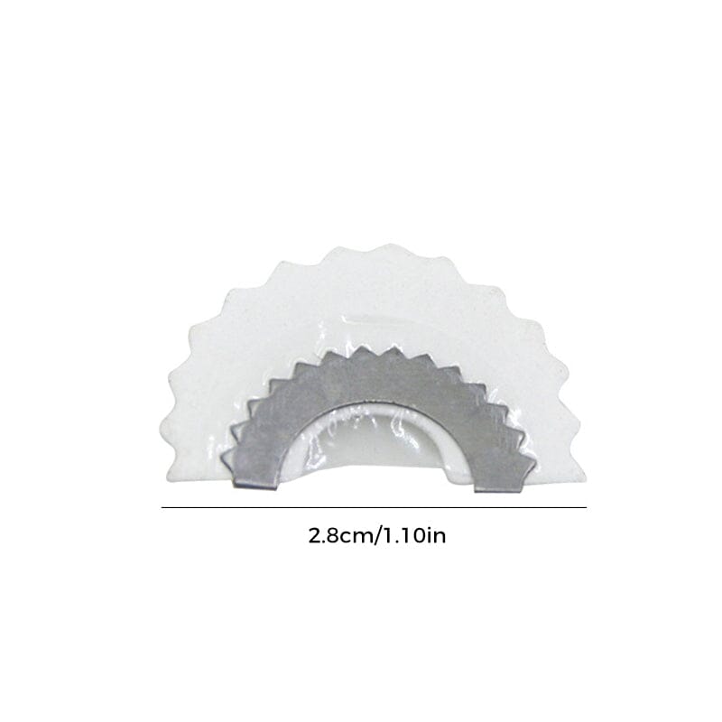 "Vit fågelpipa i metall för barn och vuxna, leksak som efterliknar fågelljud. Lätt och portabel design."