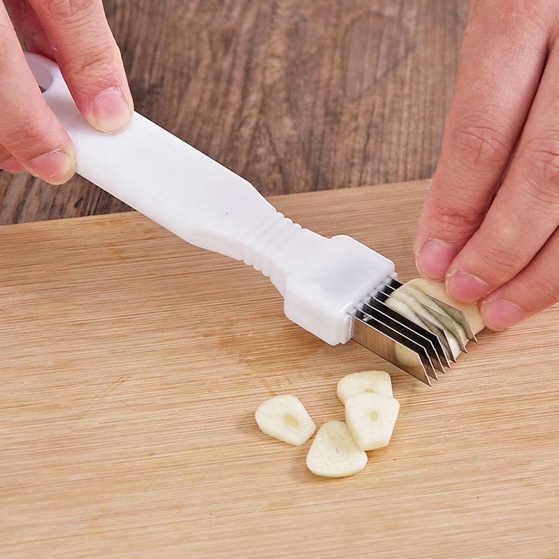 Vit grönsaksstrimlare med 7 blad för effektiv skärning på skärbräda, kompakt design, vit finish.