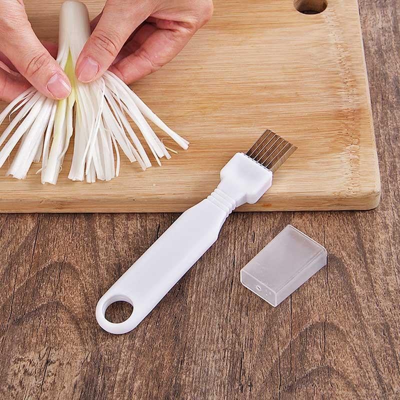 Vit grönsaksstrimlare med 7 blad för effektiv skärning på skärbräda, kompakt design, vit finish.