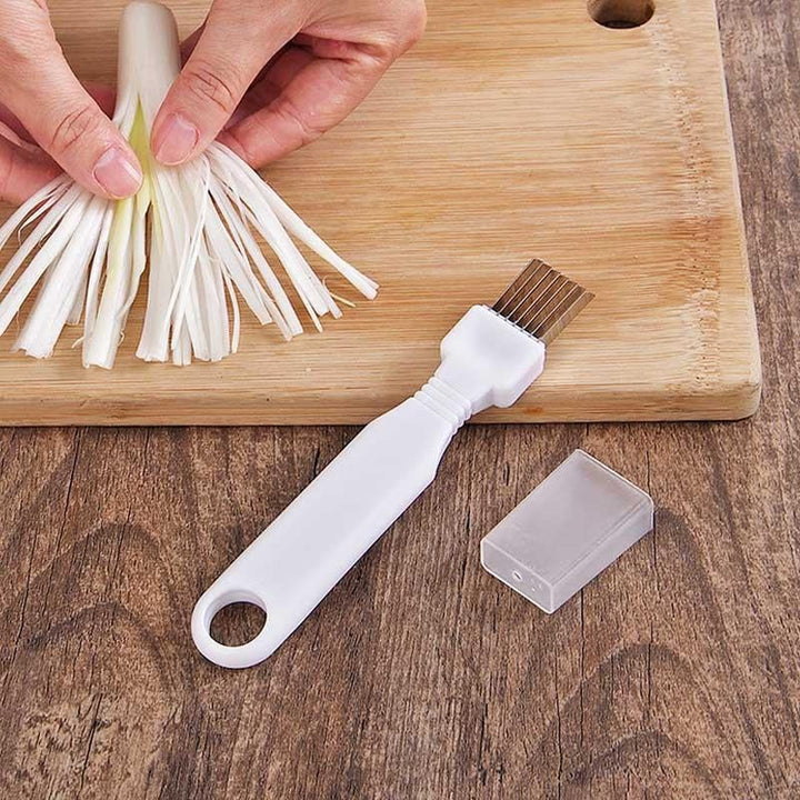 Vit grönsaksstrimlare med 7 blad för effektiv skärning på skärbräda, kompakt design, vit finish.