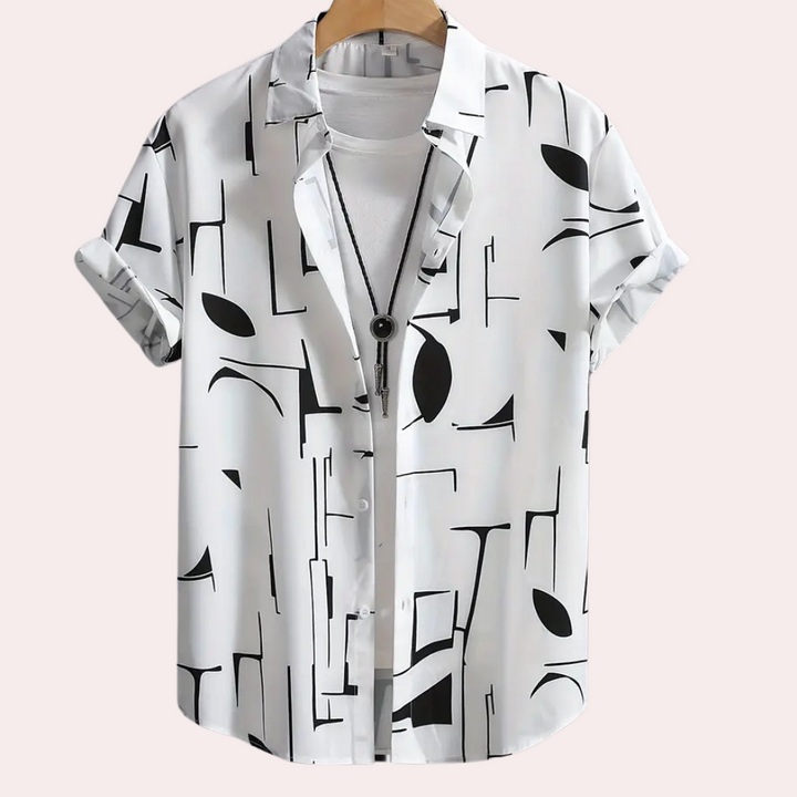 Vit klassisk herrskjorta för vår, stilren och mångsidig. Perfekt för casual och smart-casual stil.