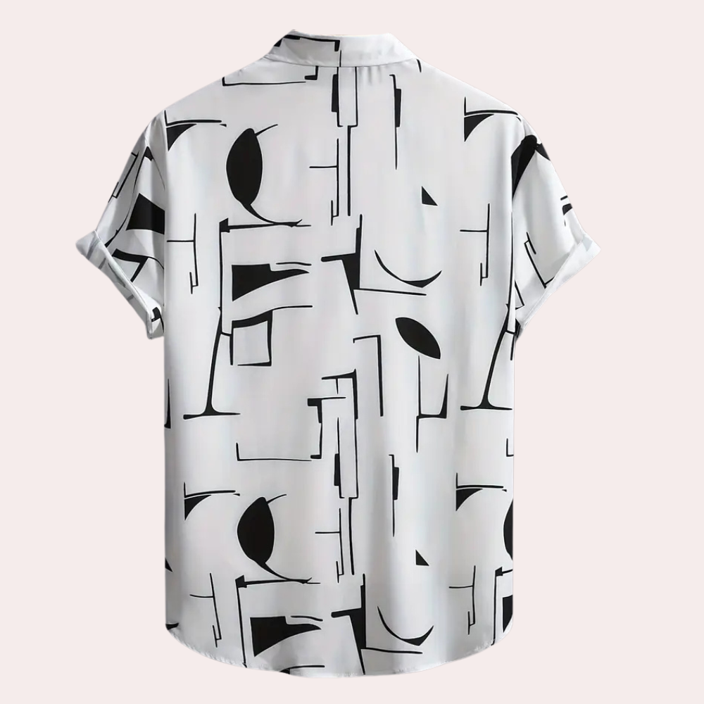 Närbild på bekväm vit button-down herrskjorta, perfekt för våren. Visar tygets kvalitet och komfort.