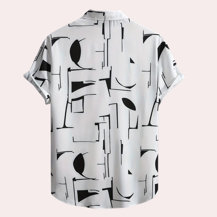 Närbild på bekväm vit button-down herrskjorta, perfekt för våren. Visar tygets kvalitet och komfort.