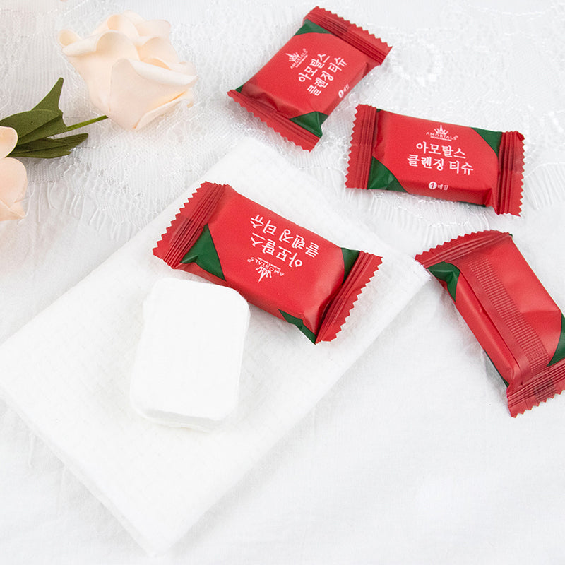 "Vit kompakt engångshandduk för resor, praktisk och platssparande, perfekt för hygien i farten."