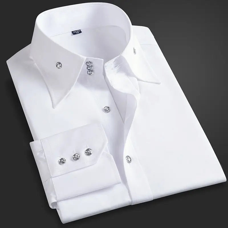 Elegant vit herrskjorta med långa ärmar, klassisk krage och unika svarta kontrastknappar för en modern look.