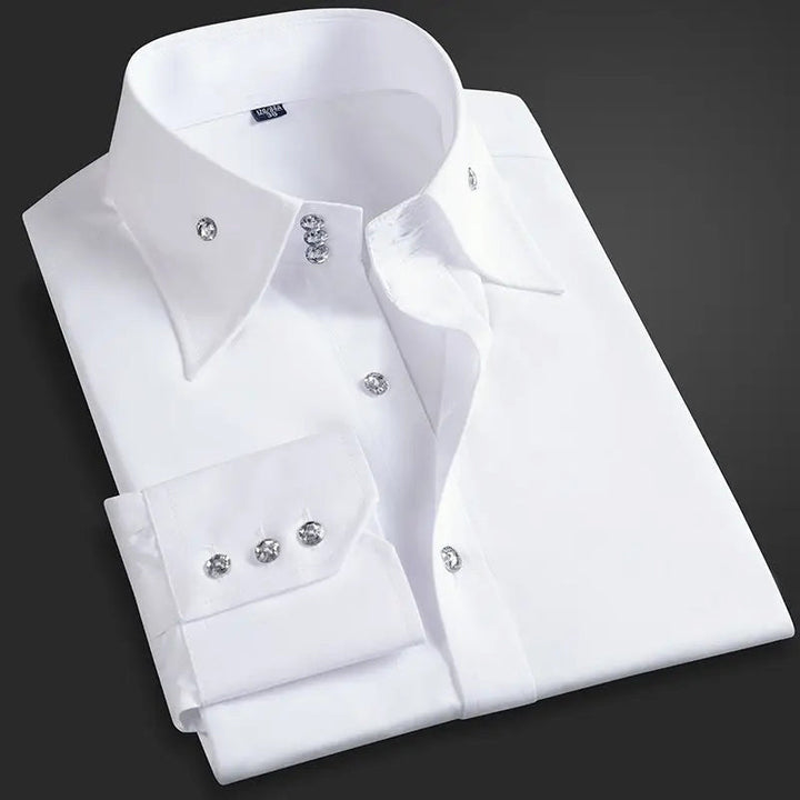 Elegant vit herrskjorta med långa ärmar, klassisk krage och unika svarta kontrastknappar för en modern look.