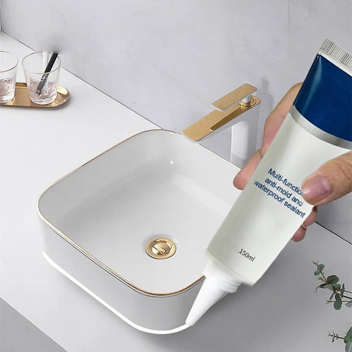 "Vit mögelresistent tätningsmedel, applicerad på badrumskakel, ger håller täta och hygieniska ytor."