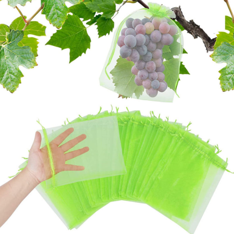 "Vit organza fruktpåse med dragsnöre för trädgårdsskydd mot fåglar och insekter, i olika storlekar."