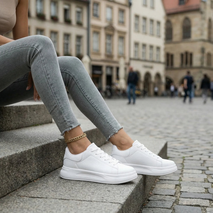 Vit Scarlett damsneaker, stilren fritidssko med snörning för optimal komfort och modern vardagsstil.