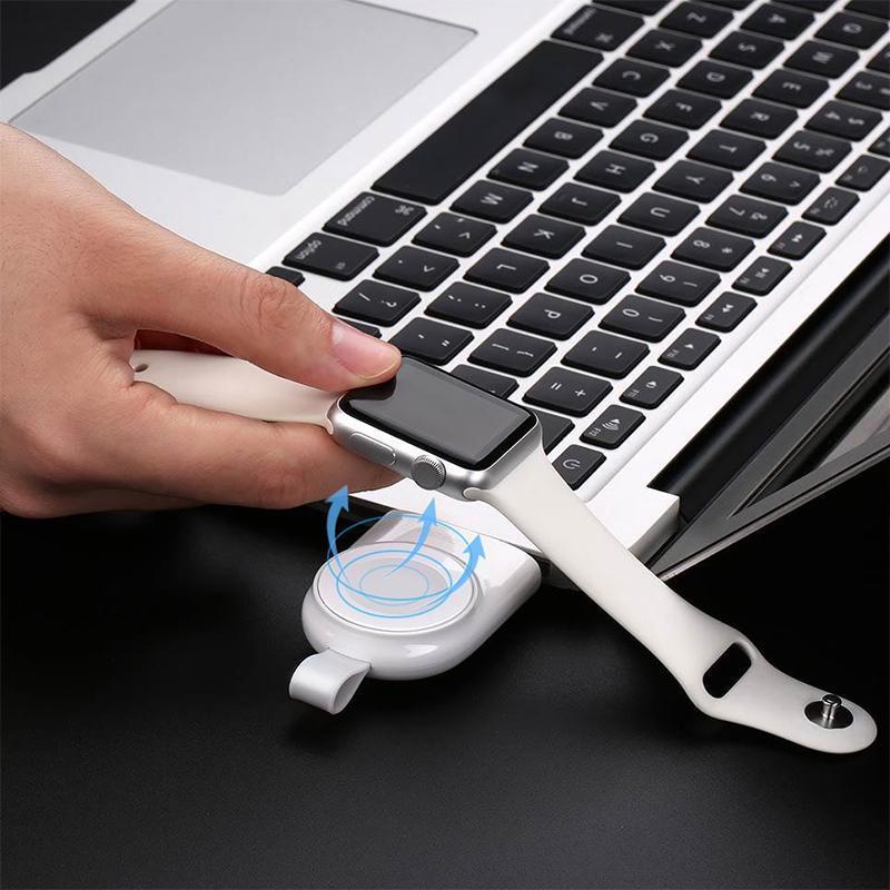 "Vit trådlös laddare för Apple-klocka, magnetisk och bärbar med kompakt design, perfekt för resor och snabb laddning."