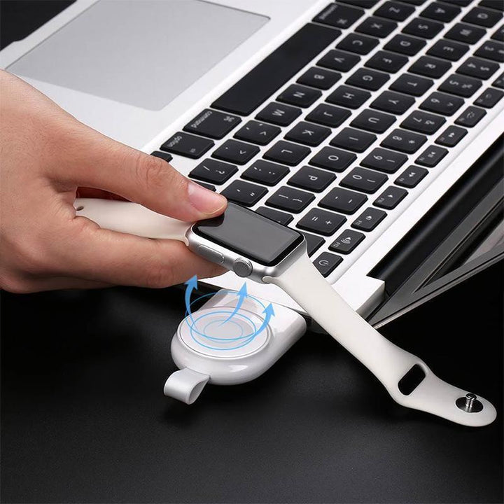 "Vit trådlös laddare för Apple-klocka, magnetisk och bärbar med kompakt design, perfekt för resor och snabb laddning."