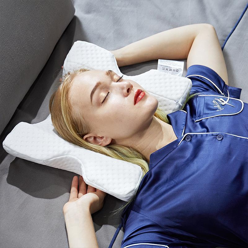 "Vit tryckavlastande kudde, minnesskum, ergonomisk, stöder nacke och axlar, förbättrar sömnkvalitet och cirkulation."