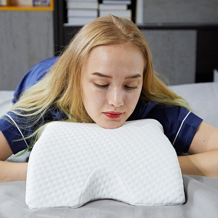 "Vit tryckavlastande kudde, minnesskum, ergonomisk, stöder nacke och axlar, förbättrar sömnkvalitet och cirkulation."