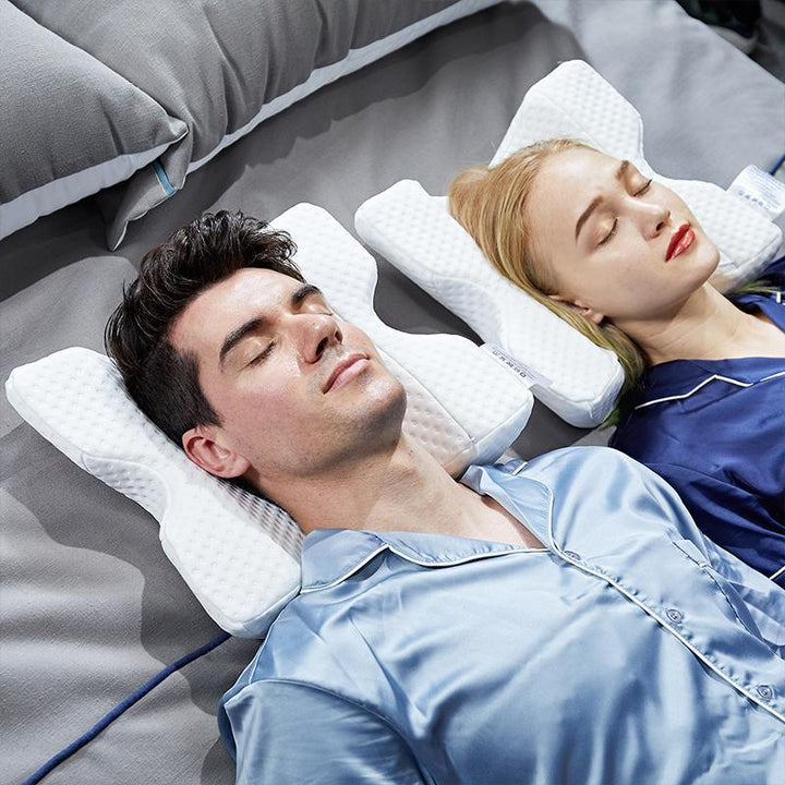 "Vit tryckavlastande kudde, minnesskum, ergonomisk, stöder nacke och axlar, förbättrar sömnkvalitet och cirkulation."