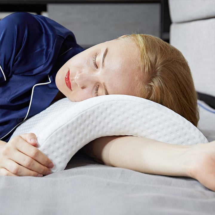 "Vit tryckavlastande kudde, minnesskum, ergonomisk, stöder nacke och axlar, förbättrar sömnkvalitet och cirkulation."